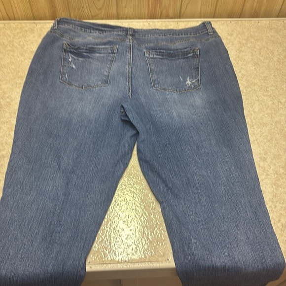Maurices Distressed Cropped Jeans - Picture 5 of 6